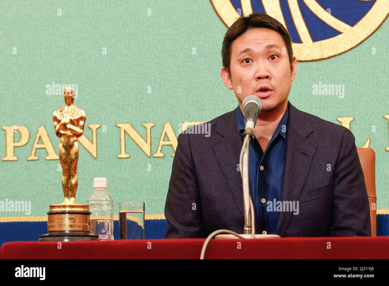 5 avril 2022, Tokyo, Japon: Le directeur Ryusuke Hamaguchi parle lors d'une conférence de presse au Japan National Press Club à Tokyo. Le film de Hamaguchi, « Drive My car », a remporté le meilleur long métrage international lors des US Academy Awards 94th à Los Angeles. (Image de crédit: © Rodrigo Reyes Marin/ZUMA Press Wire) Banque D'Images