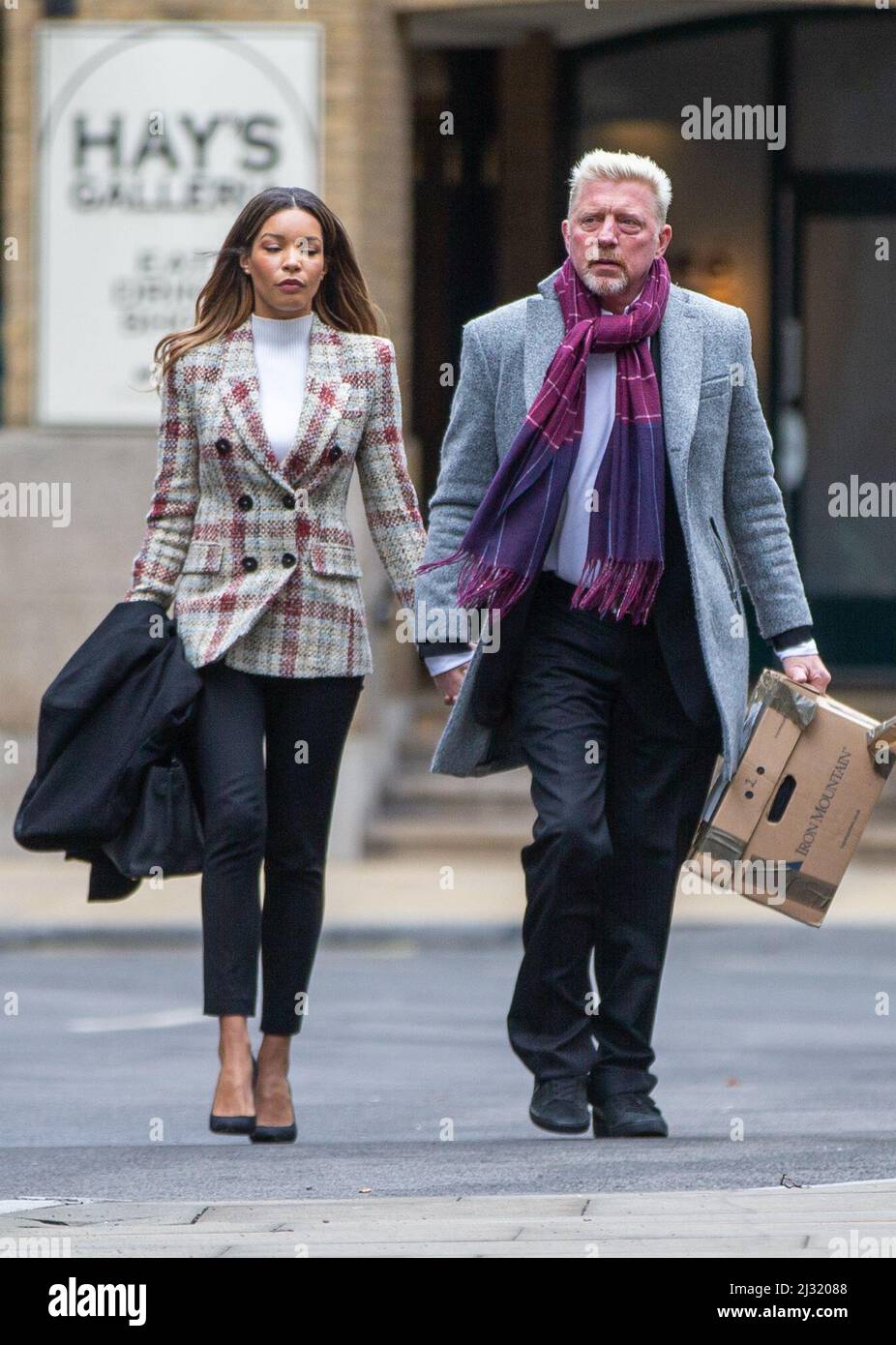 Londres, Angleterre, Royaume-Uni. 5th avril 2022. L'ancienne star de tennis allemande BORIS BECKER et son associé LILIAN DE CARVALHO MONTEIRO arrivent au tribunal de la Couronne de Southwark à Londres où il est poursuivi par le Service de l'insolvabilité pour ne pas se conformer à l'obligation de divulguer des informations après avoir été déclaré en faillite. (Image de crédit : © Tayfun Salci/ZUMA Press Wire) Banque D'Images