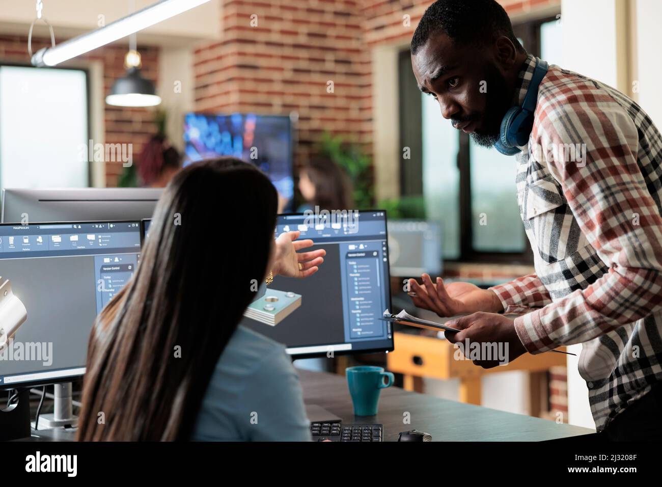 Creative 3D artistes numériques discutant des problèmes de scène et de maillage géométrique non optimisé. Les employés du service de production développent une technologie graphique avancée à l'aide de logiciels spécialisés. Banque D'Images