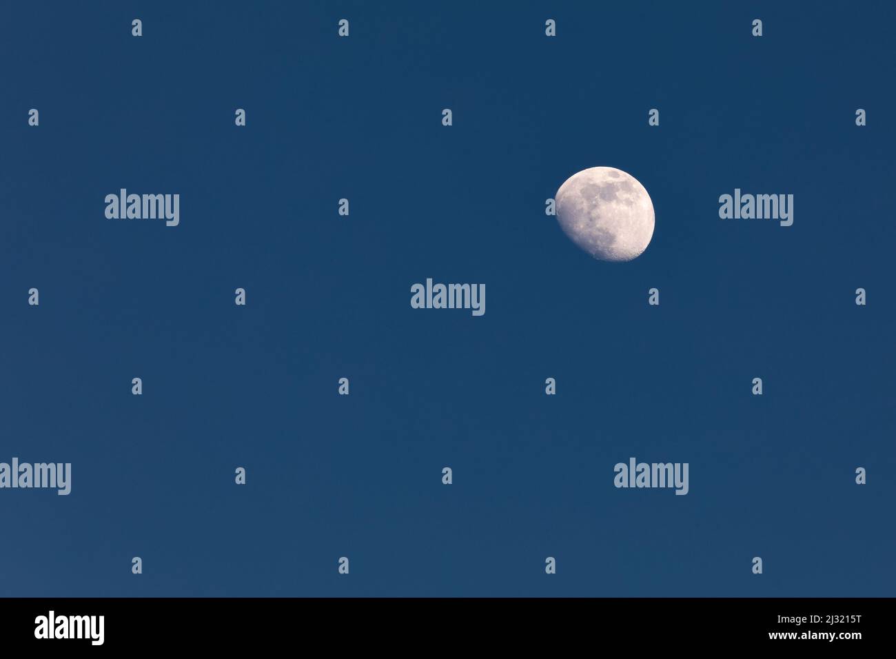 Lune cirée au ciel bleu foncé au-dessus de la Bavière Banque D'Images