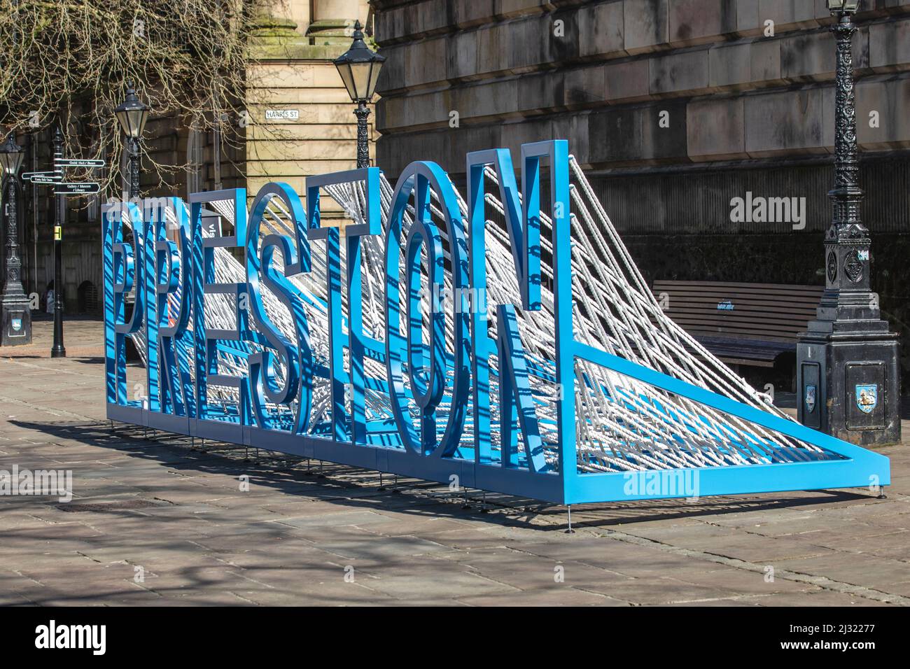 Nouvelle enseigne Preston dévoilée au marché Flag. Le signe emblématique est fait d'acier, enduit de bleu, avec corde rasée à travers lui pour symboliser la riche histoire du coton dans l'industrie textile du Lancashire. Banque D'Images