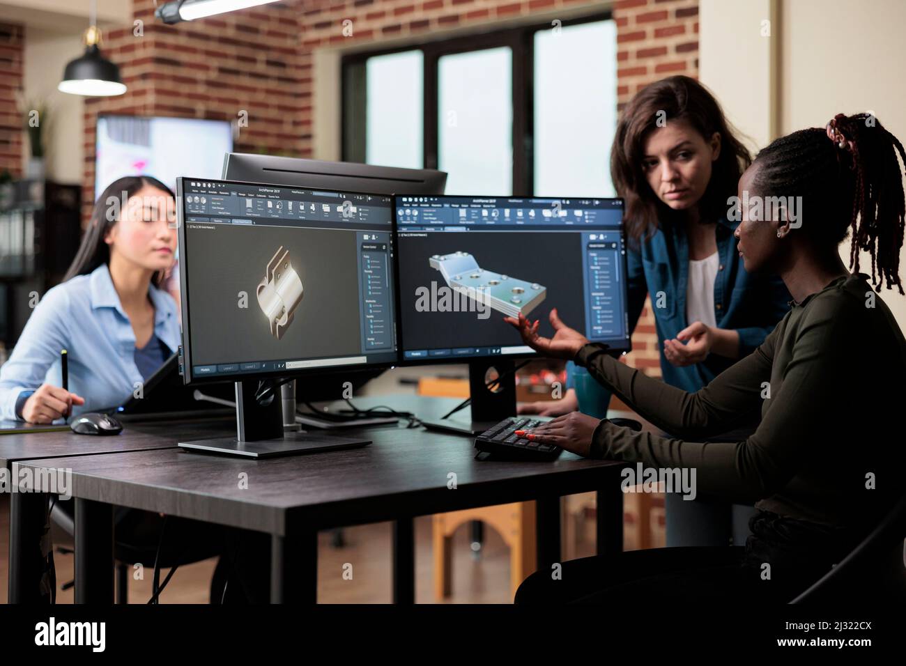 Divers créateurs de ressources optimisant le nombre de polygones tout en utilisant la CAO pour créer une esquisse virtuelle avancée. Les employés professionnels de l'agence de création collaborent pour fournir la meilleure production de projet. Banque D'Images