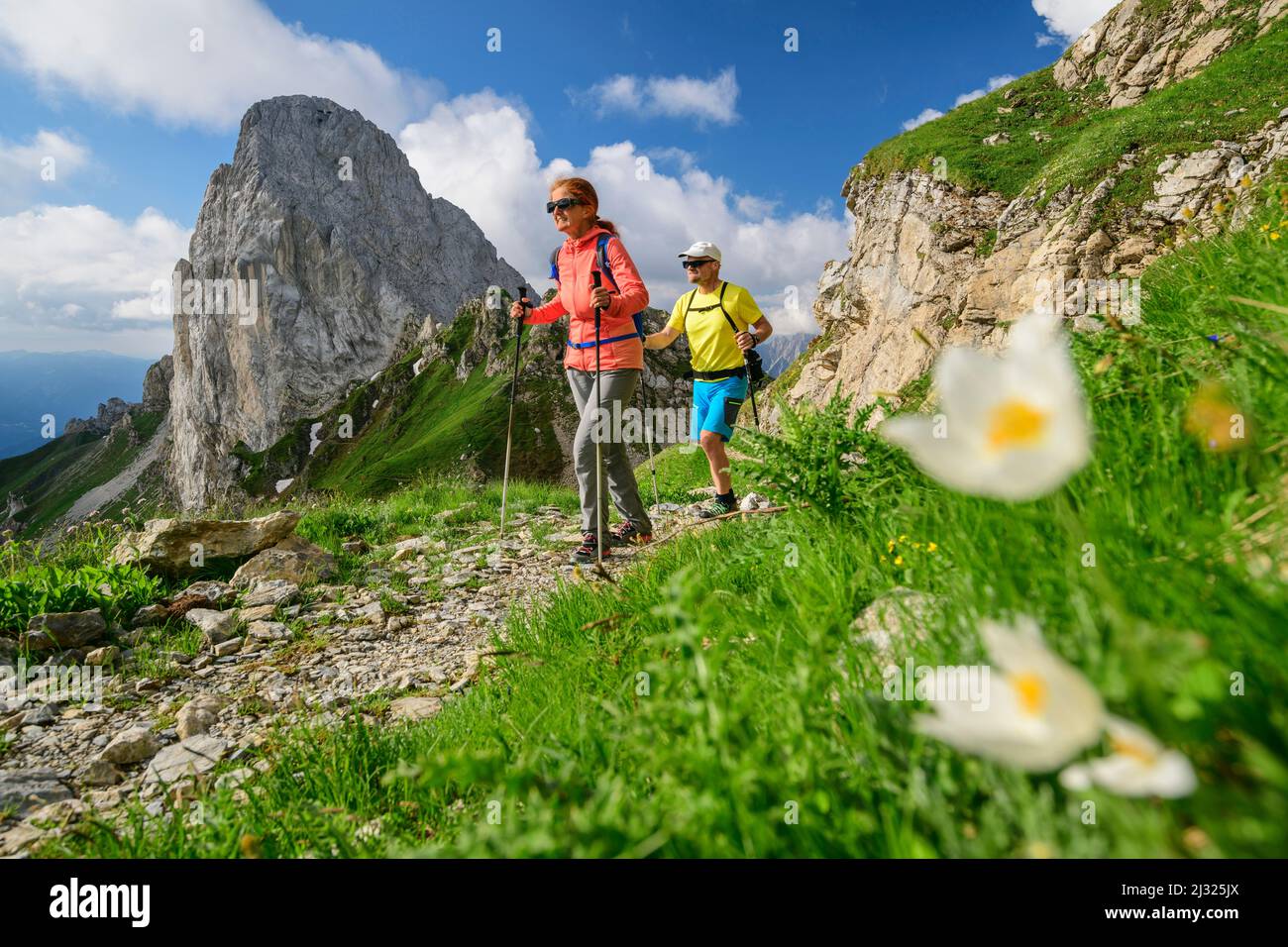 Homme et femme randonnée avec pic Chiadenis en arrière-plan, Passo Sesis, Alpes carniques, Carinthie, Autriche Banque D'Images