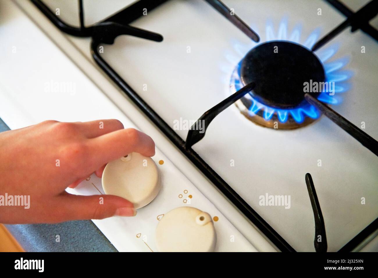 Tournez manuellement l'anneau de gaz sur une table de cuisson Banque D'Images