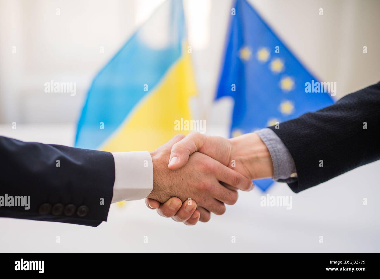 Poignée de main entre l'Union européenne et l'Ukraine, inclusion du concept d'Ukraine. Banque D'Images