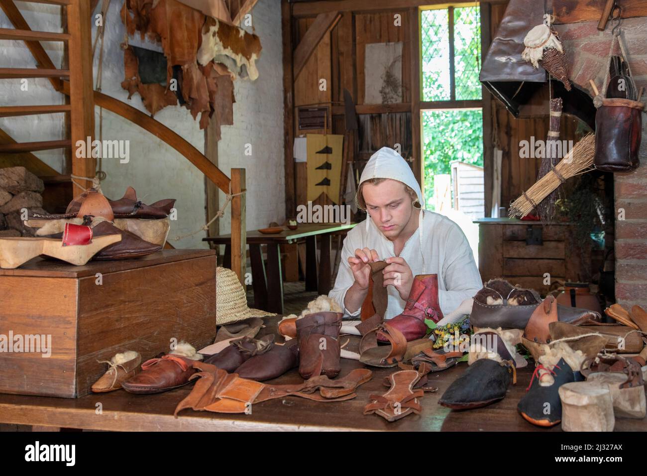 Pays-Bas, cordonnier dans son magasin du Moyen âge. Le parc d'Archeon montre une petite ville médiévale où la boutique peut être vue. Banque D'Images