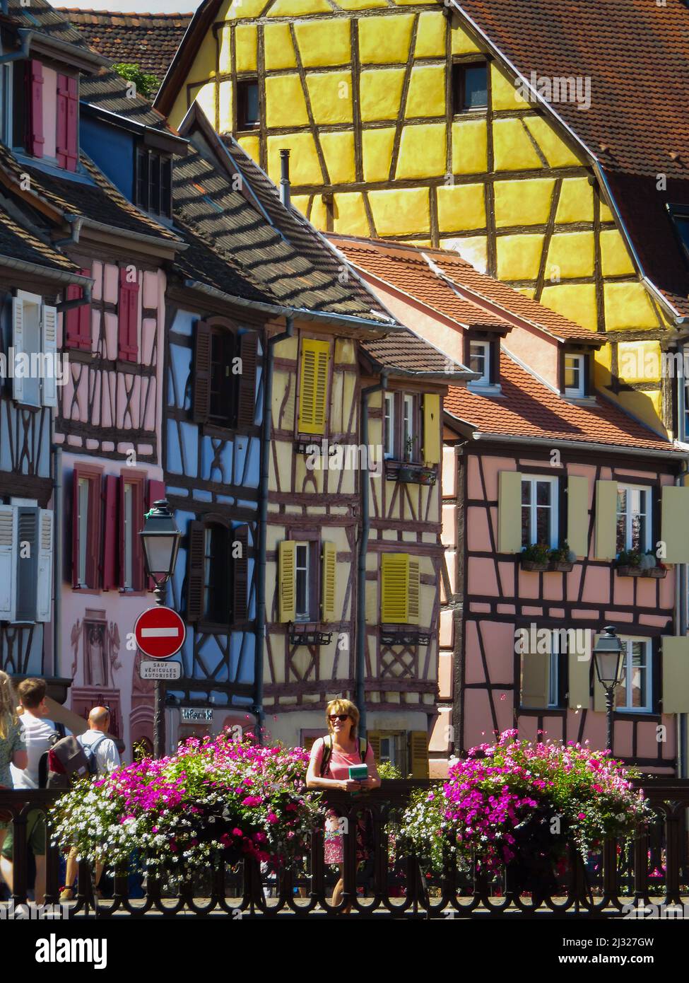 Ville de Colmar, Alsace, France - maisons traditionnelles à colombages dans le centre de la vieille ville médiévale avec des canaux qui ont donné à la ville le nom de petite VE Banque D'Images