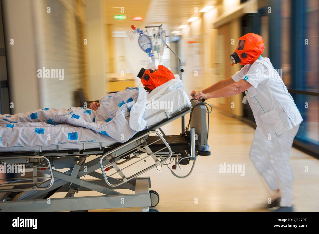 Pays-Bas, Nimègue, exercice d'incendie à l'hôpital. L'infirmière et le  patient portent un masque d'évacuation , un masque à gaz pour les protéger  de la fumée ou d'un autre gaz pendant la durée
