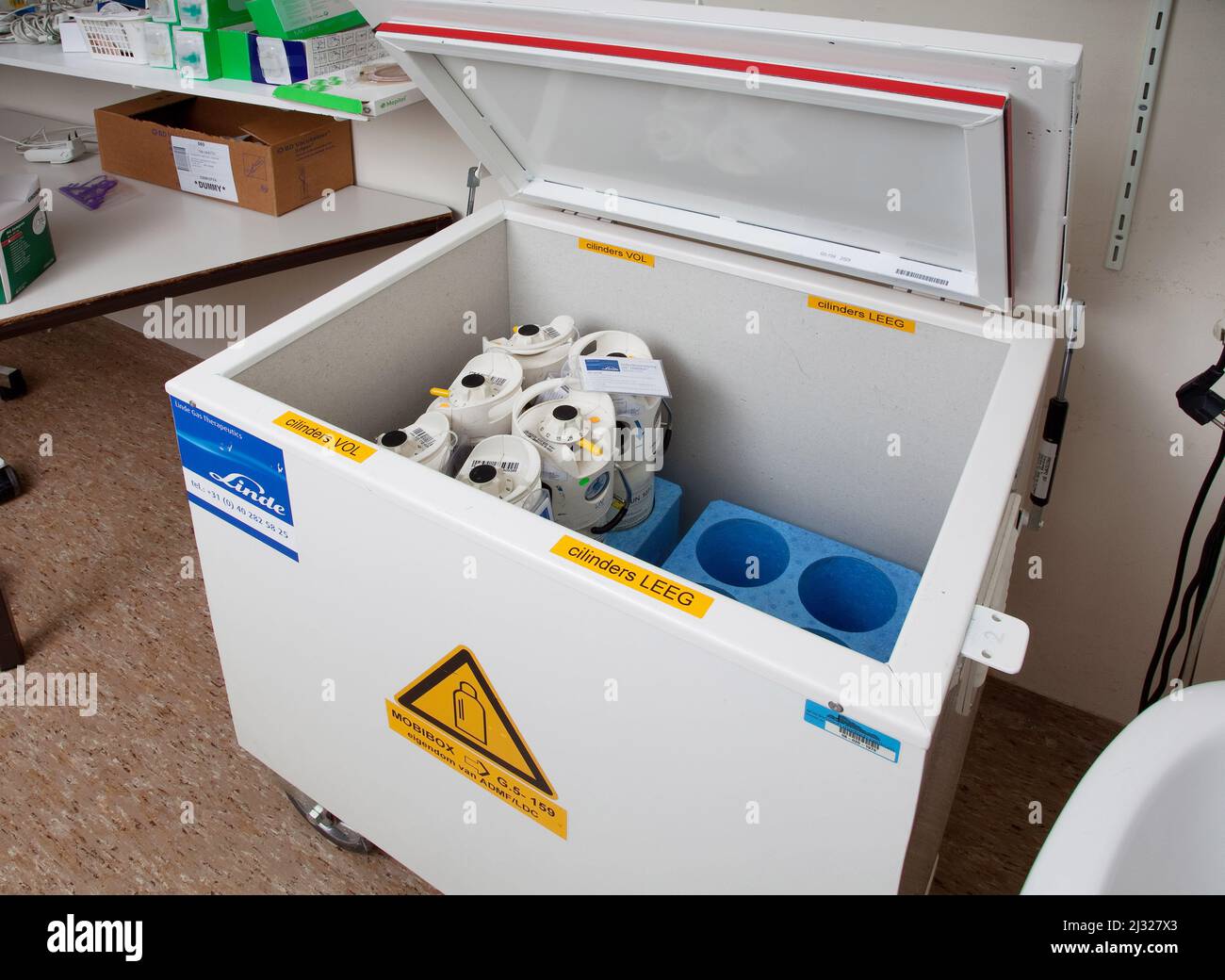 Stockage dans un hôpital de gaz médicaux dans des bouteilles. Banque D'Images