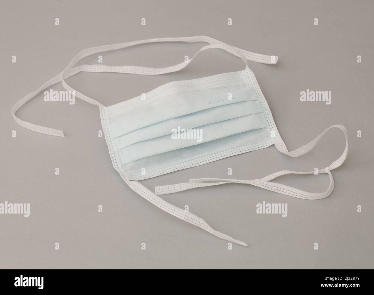Un masque chirurgical, également connu sous le nom de masque médical, est destiné à être porté par les professionnels de la santé pendant les procédures de soins de santé. Les masques chirurgicaux étaient o Banque D'Images
