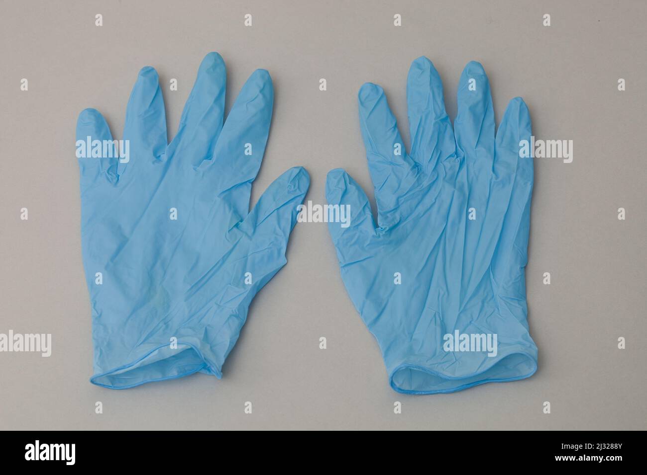 Les gants médicaux sont des gants jetables utilisés pendant les examens et les procédures médicaux afin de prévenir la contamination croisée entre le personnel soignant et le patient Banque D'Images