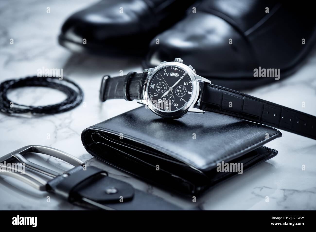 Accessoires homme sur fond de marbre blanc. Gros plan sur la montre de luxe pour hommes avec cadran noir et bracelet en cuir Photo Stock Alamy