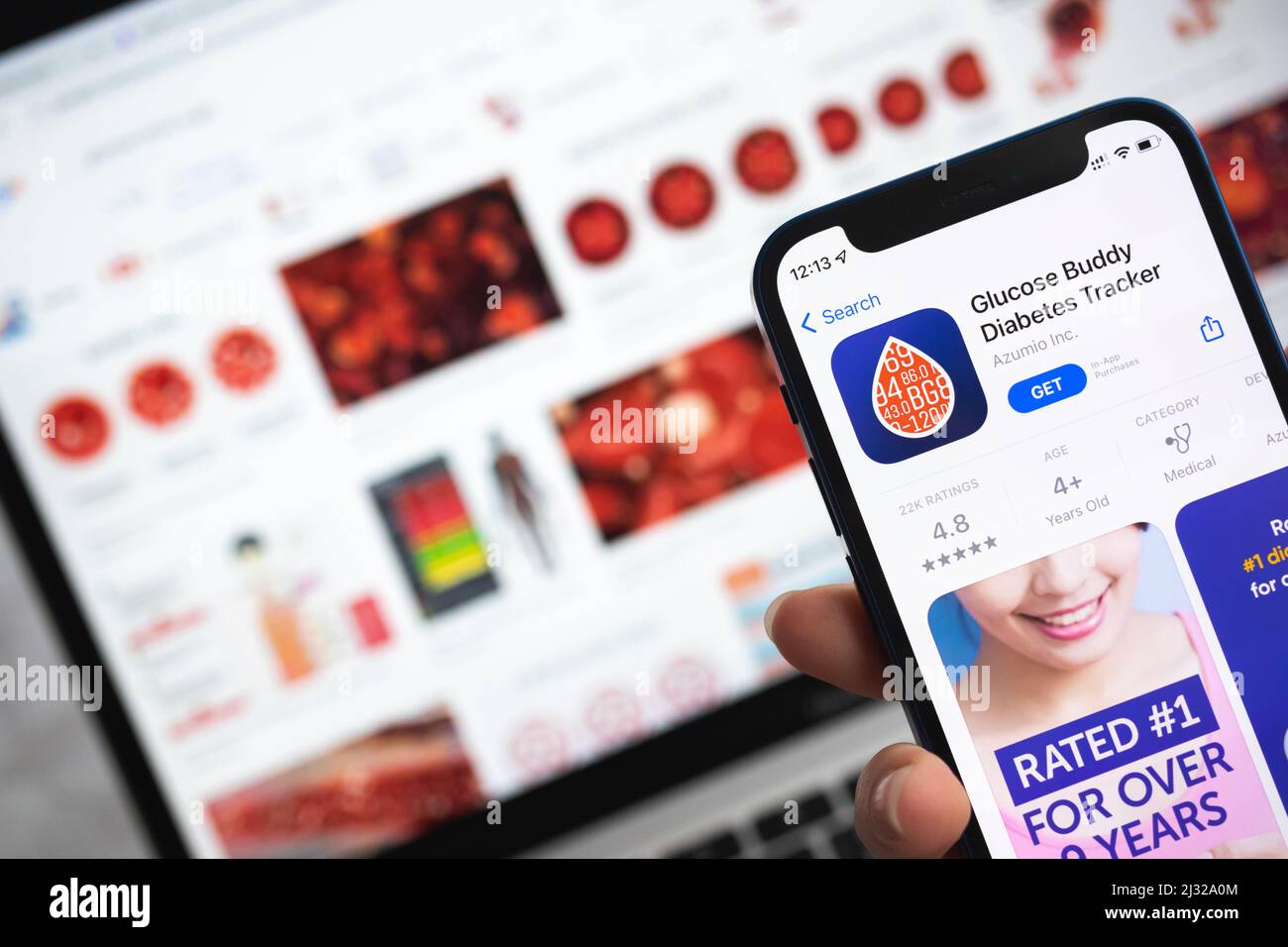Icône de l'application glucose Buddy Diabetes Tracker. Femme utilise un téléphone portable avec une photo de suivi d'application Banque D'Images