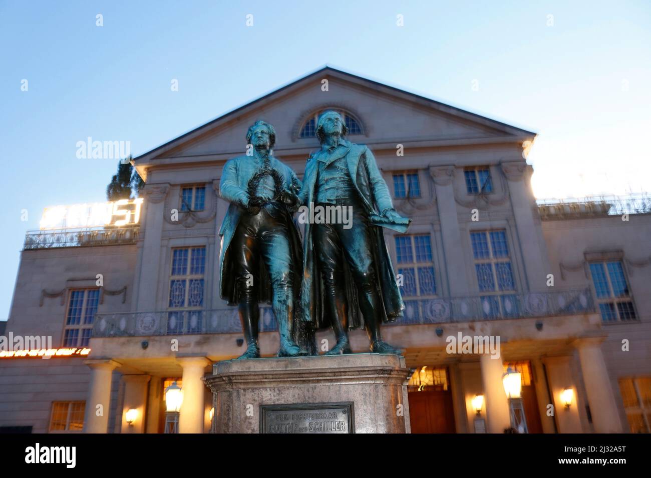 Deutsches Nationaltheater, Goethe-Schiller-Denkmal, Weimar (nur fuer redaktionelle Verwendung. Keine Werbung. Banque de référence : http://www.360-berli Banque D'Images