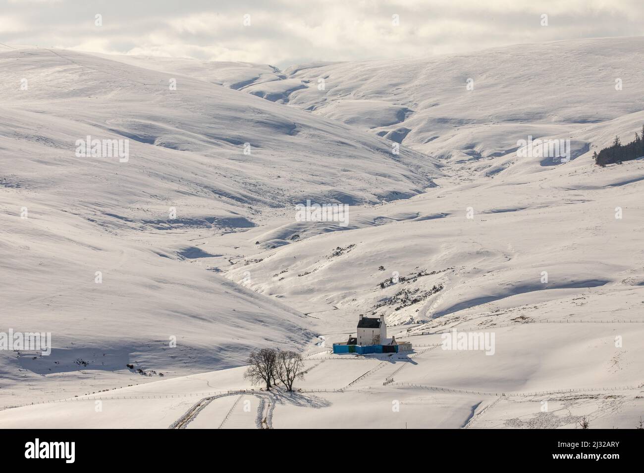 Strategic Corgarff Castle dans la neige d'hiver, Cairngorms, route vers Lecht Pass, Aberdeenshire, Écosse, Royaume-Uni Banque D'Images