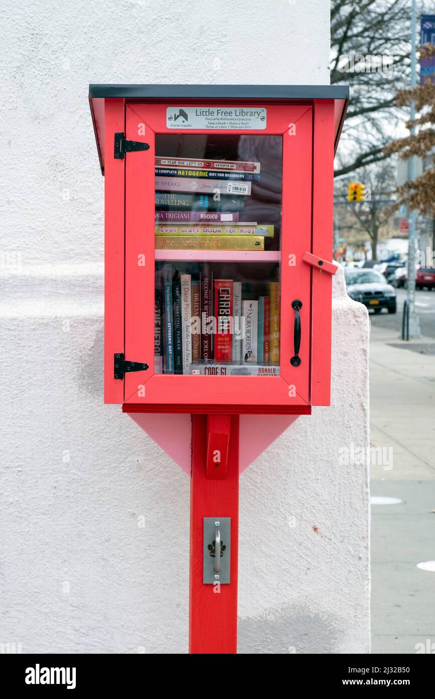 Livres gratuits disponibles à partir de la petite bibliothèque gratuite sur 36th Street à la sortie 35th Avenue près de Kaufman Astoria Studio, à Astoria, Queens, New York City. Banque D'Images