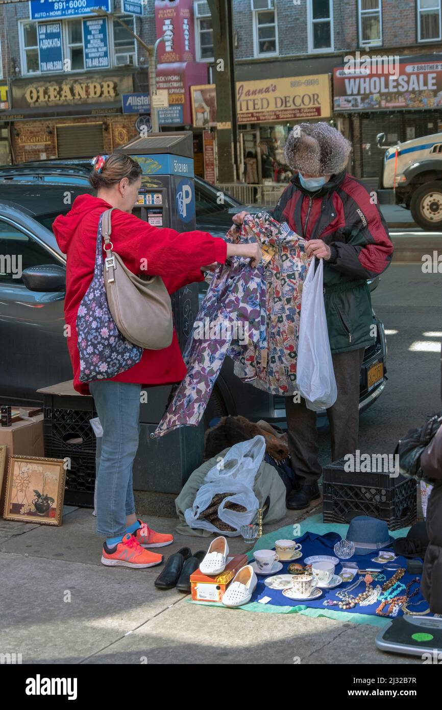 Un marché aux puces en plein air sur Brighton Beach Avenue dans le quartier de Little Odessa, dans le sud de Brooklyn, New York. Banque D'Images