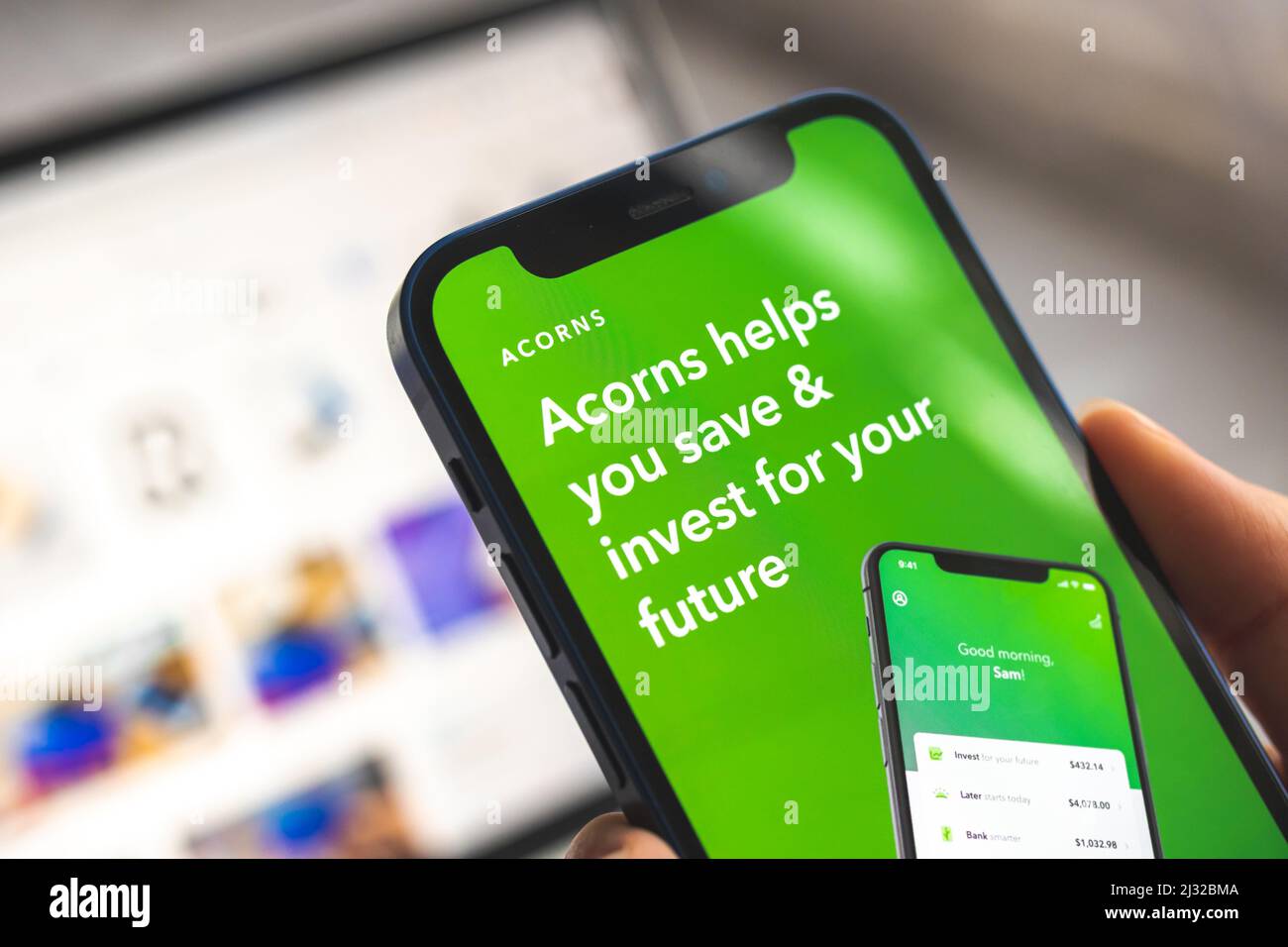 Femme utilise l'application Acorns Invest. Photo du concept de banque et d'investissement pour téléphone mobile Banque D'Images