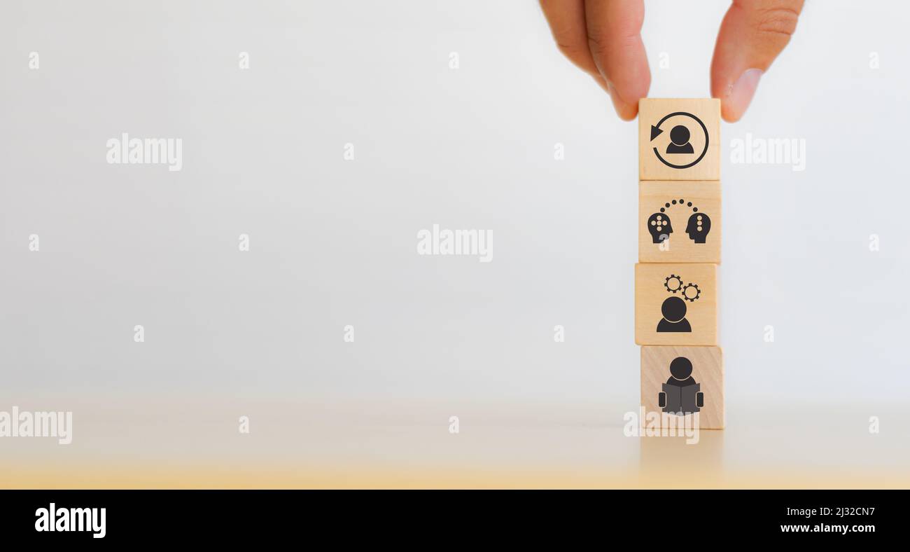 Développement de nouvelles compétences pour l'adaptation commerciale de la technologie et de la transformation numérique. Évolution de la demande de compétences. Main tenir les cubes de bois re-compétence icône avec Banque D'Images
