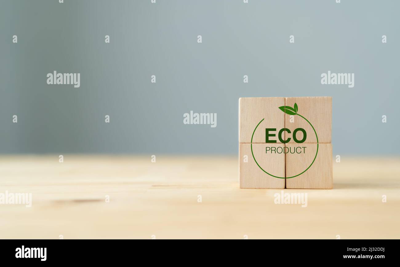 Produits écologiques et concept de consommation responsable. Réduire l'intervention humaine dans les écosystèmes. Icône de produit ECO sur les cubes en bois sur fond gris Banque D'Images