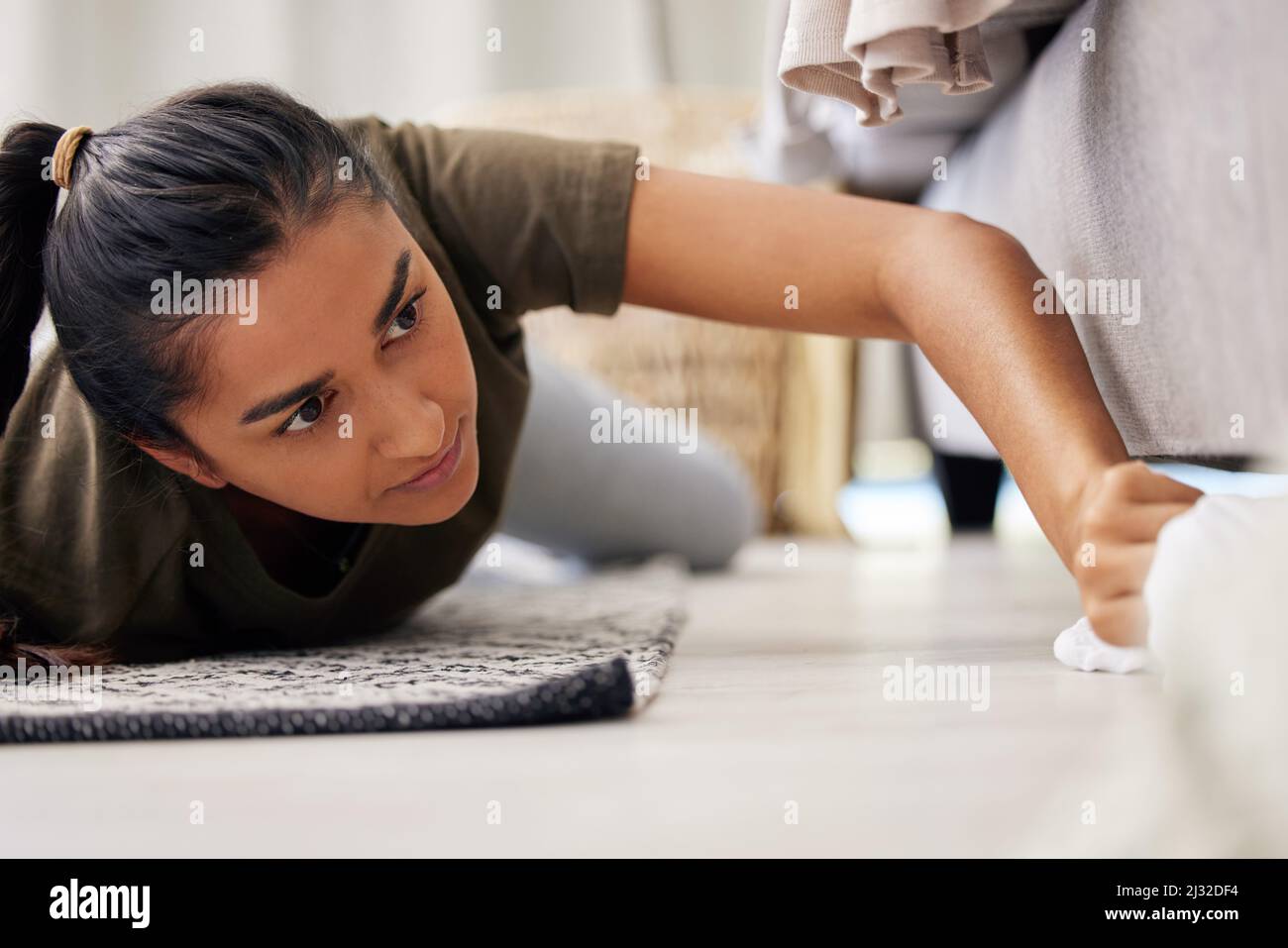 On ne peut pas se permettre de manquer une place. Photo d'une jeune femme qui nettoie le sol à la maison. Banque D'Images