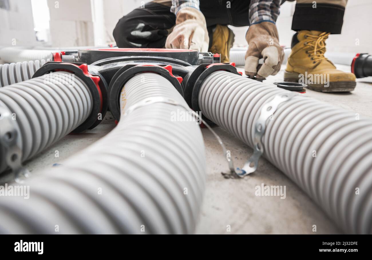 Gros plan du distributeur de ventilation et de récupération de chaleur moderne pour les habitations. Technologies de récupération de chauffage de maison thème. Banque D'Images