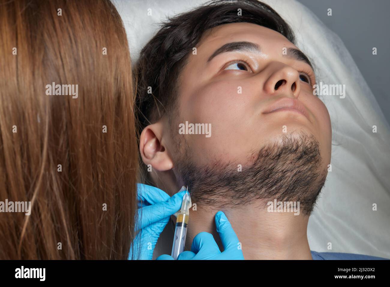 Injection plasma dans cheveux de barbe homme cosmetologiste ...