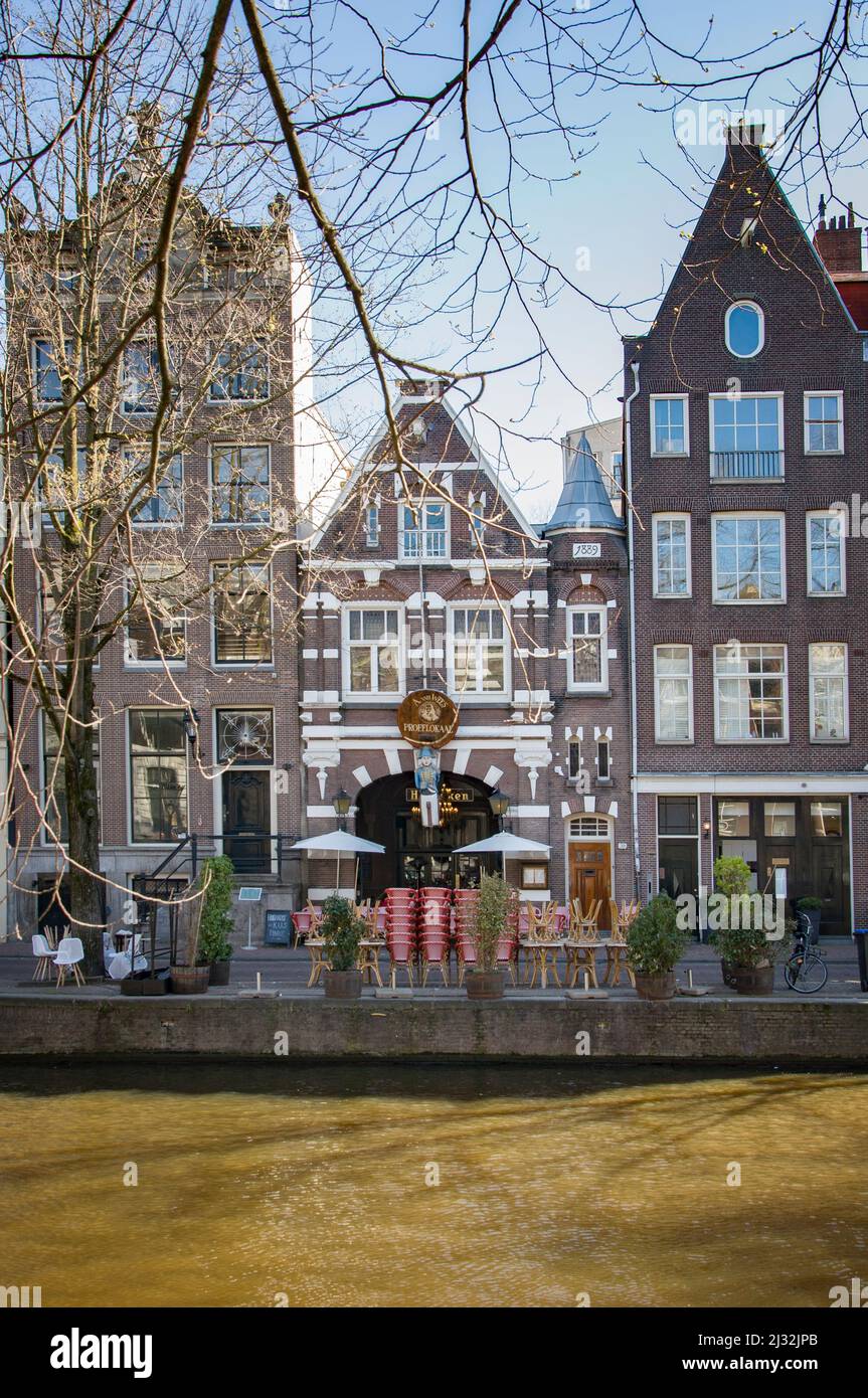 AMSTERDAM, PAYS-BAS. 19 MARS 2022. Belle vue de la ville depuis le chanel. Architecture traditionnelle Banque D'Images