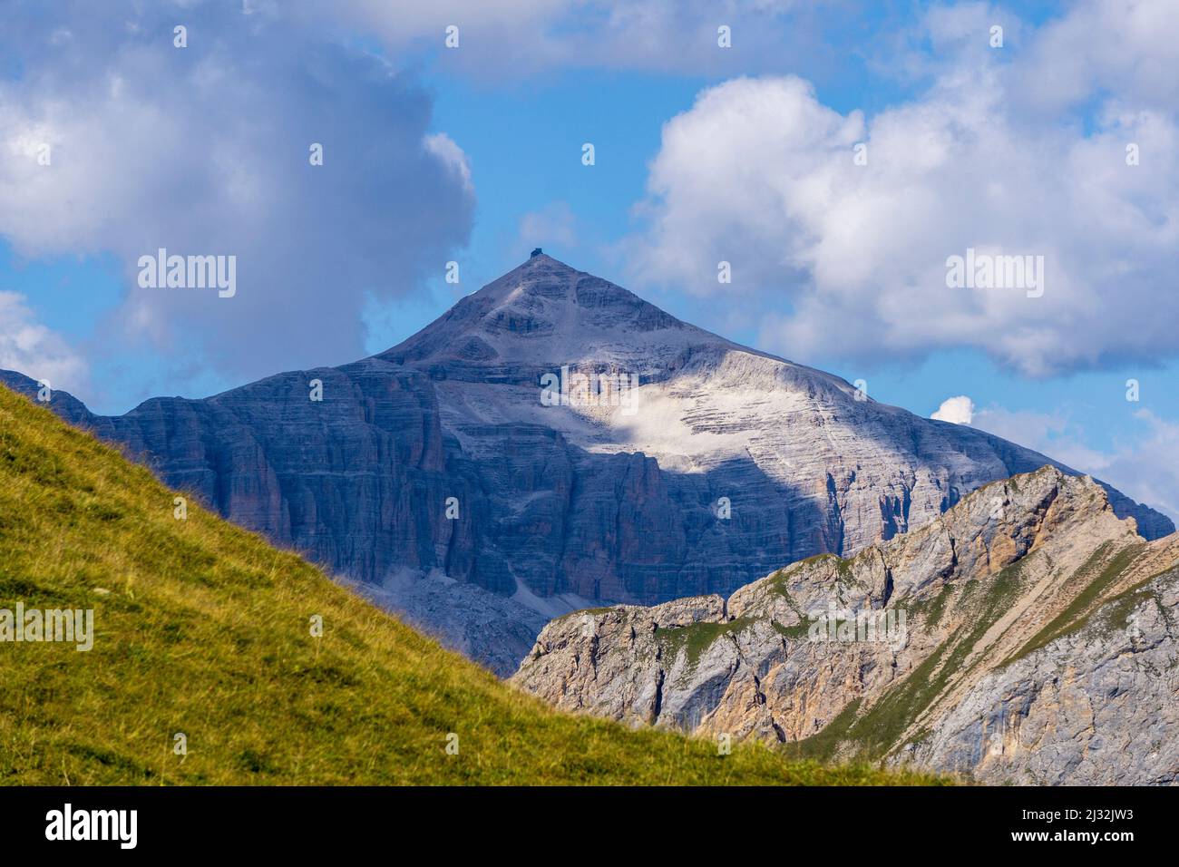 Vue de la silhouette de Piz BoE dans le groupe Sella. Dolomites. Banque D'Images