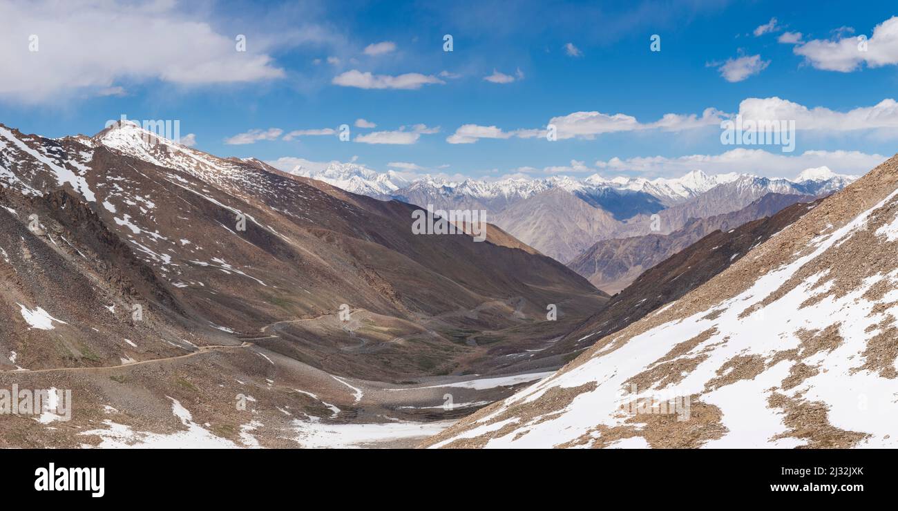 Khardong Pass, deuxième plus haut col de voiture dans le monde, Ladakh, Indian Himalaya, Jammu et Cachemire, Inde du Nord, Inde, Asie Banque D'Images