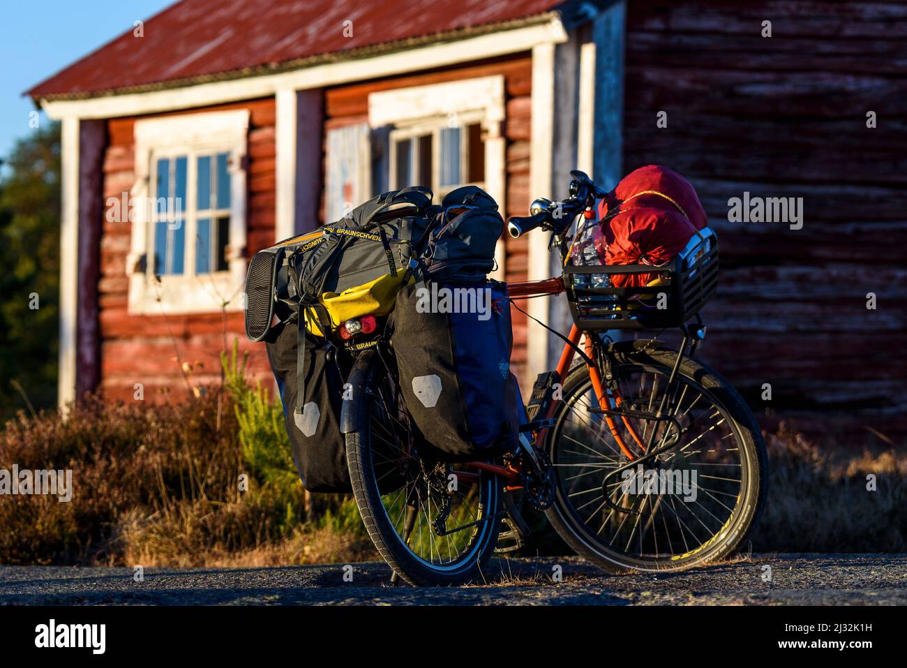 Geta: Point de vue, ancienne maison en bois avec vélo et valises, Ahland, Finlande Banque D'Images
