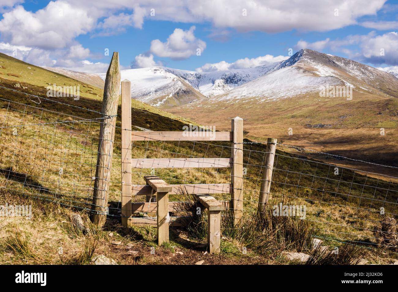 Le sentier se trouve sur le chemin de Gyrn Wigau avec les montagnes enneigées de Carneddau dans le parc national de Snowdonia. Bethesda, Gwynedd, nord du pays de Galles, Royaume-Uni, Grande-Bretagne Banque D'Images