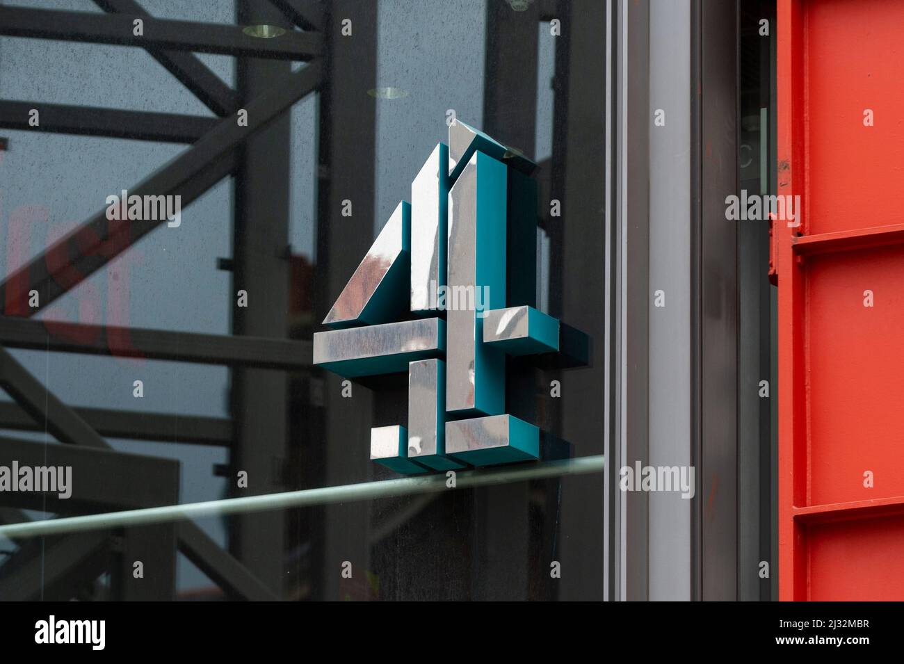 Londres, Royaume-Uni. 5 avril 2022. Le logo Channel 4 à l'extérieur du bureau de Horseferry Road London de Channel 4, dont le siège est désormais à Leeds. Nadine Dorries, secrétaire à la culture, a annoncé que le gouvernement avait l'intention de privatiser le radiodiffuseur, actuellement public mais financé commercialement. Les critiques ont déclaré que le propriétaire probable sera une société étrangère (Discovery a été mooté) et que des suppressions d'emplois dans l'industrie créative britannique suivront. Credit: Stephen Chung / Alamy Live News Banque D'Images