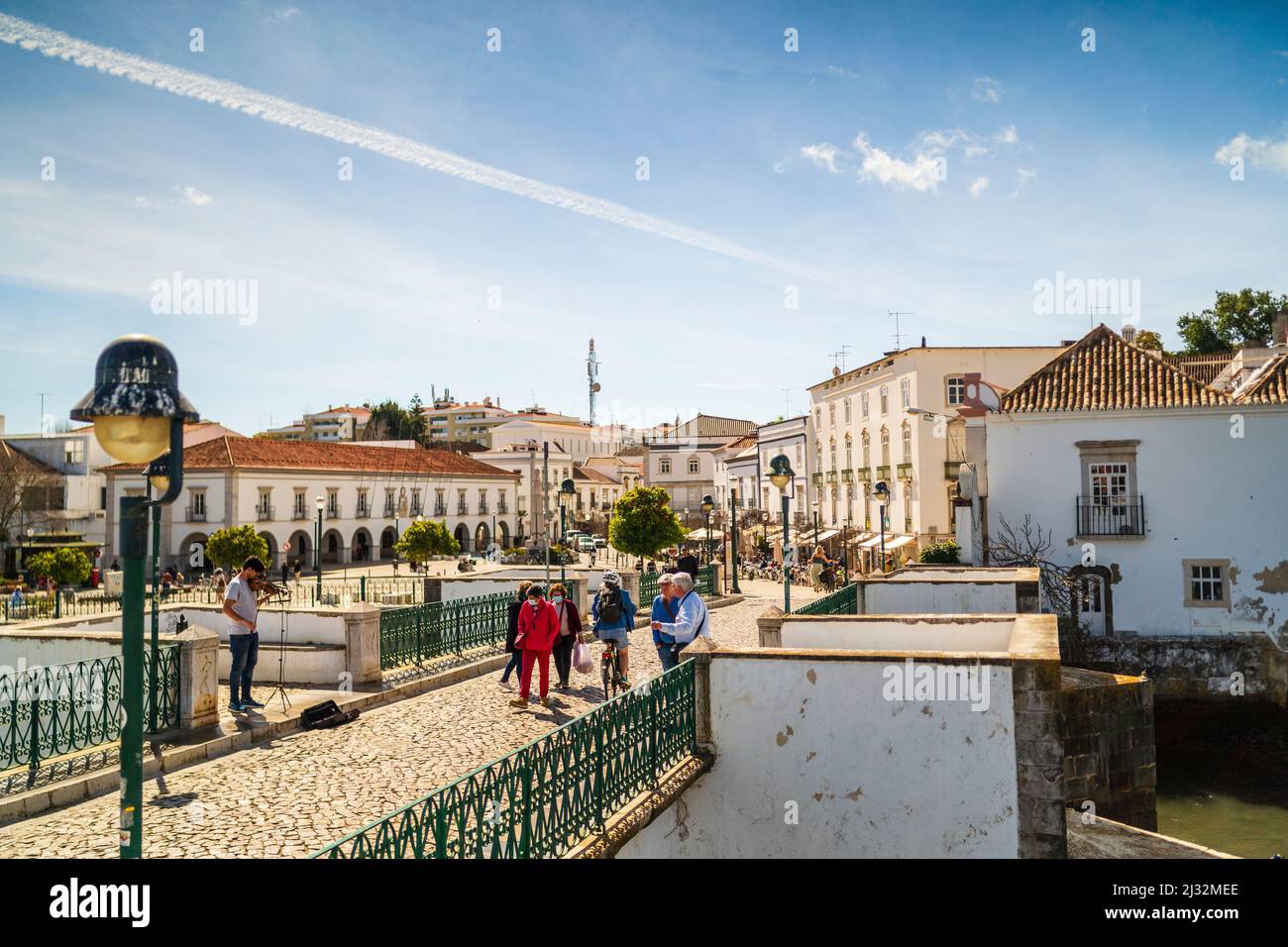 Tavira, Portugal - 2 mars 2022 : magnifique paysage urbain de Tavira historique avec pont romain au bord de la rivière Gilao, Algarve. Banque D'Images