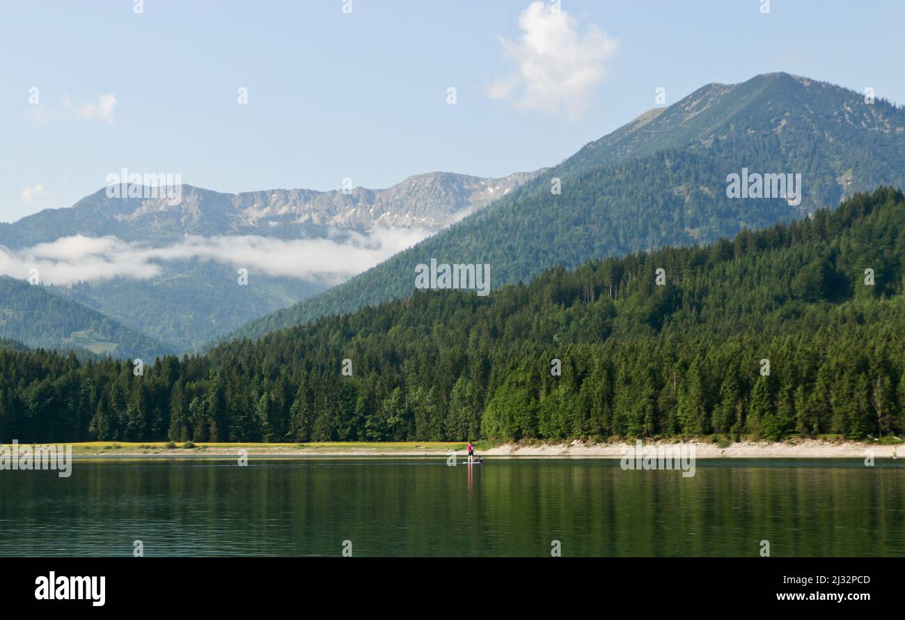 Promenade en pagayant sur le lac bavarois de montagne, Sylvensteinsteicher Banque D'Images