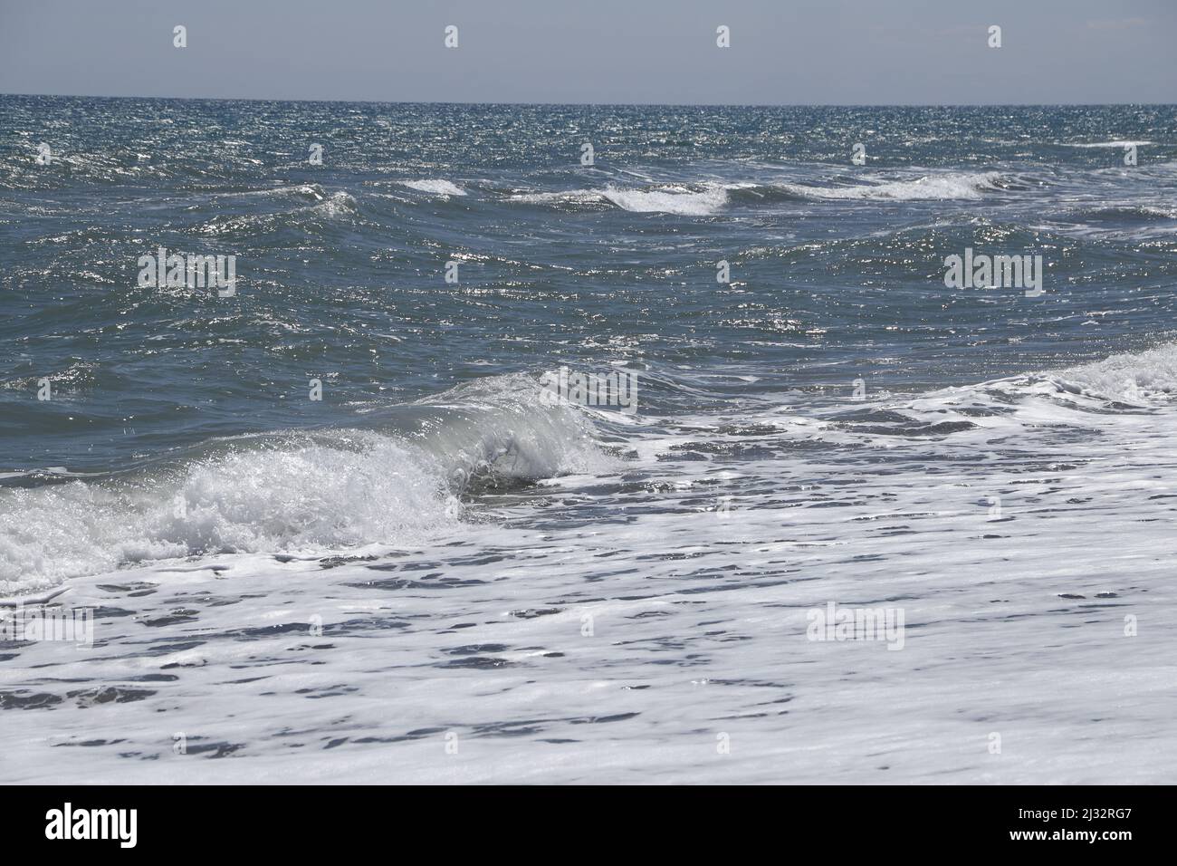 vagues de la mer méditerranée se brisant sur la côte Banque D'Images