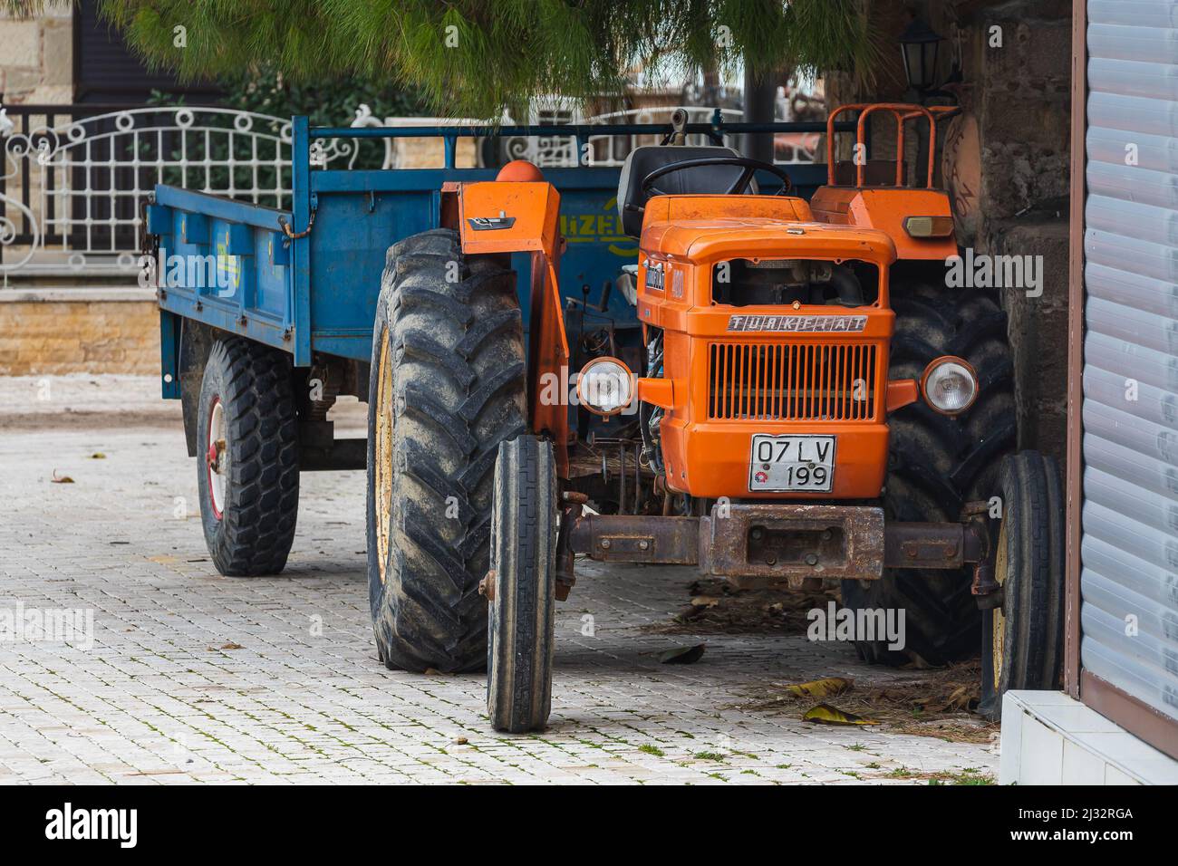 Side; Turquie – Mars 01 2022: Vieux tracteur orange de marque Turk Fiat 640 est garée dans la rue par une chaude journée Banque D'Images