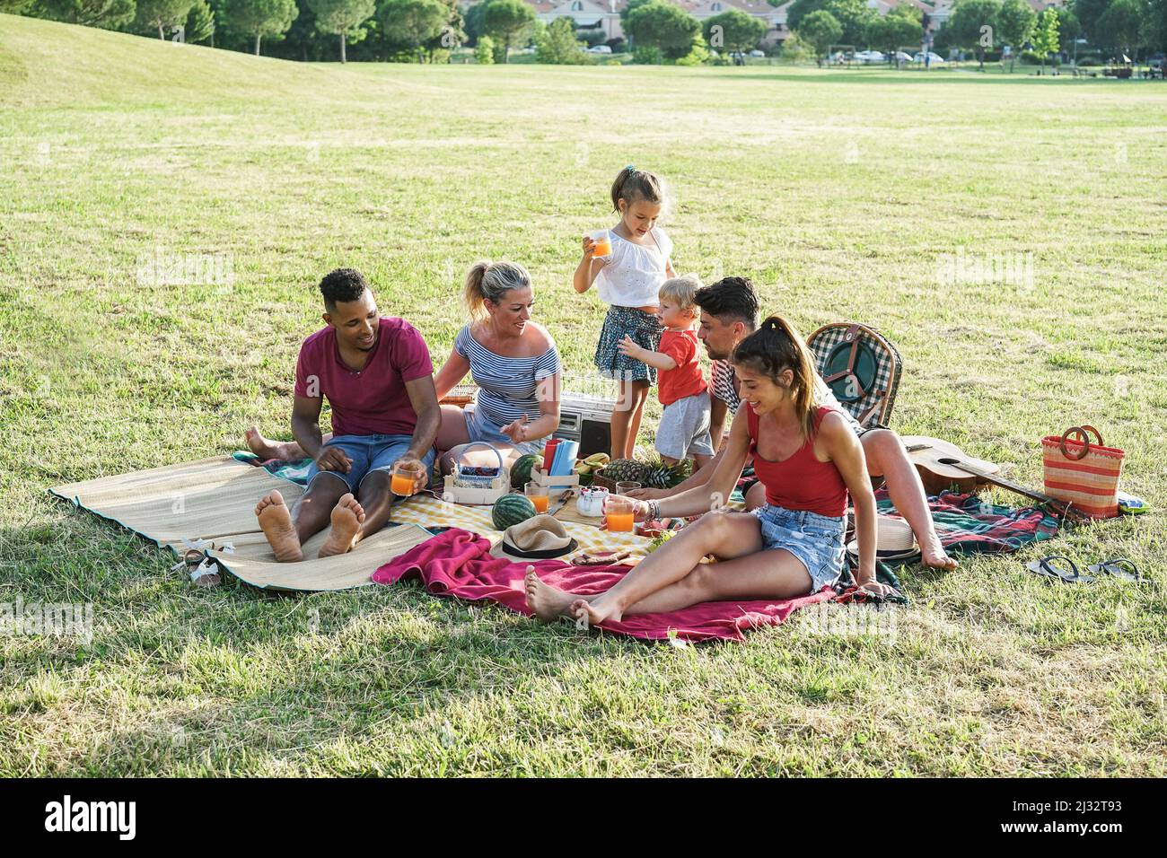 Familles heureuses s'amuser à faire un pique-nique dans le parc en plein air pendant les vacances d'été - Focus sur le visage d'enfant de garçon Banque D'Images