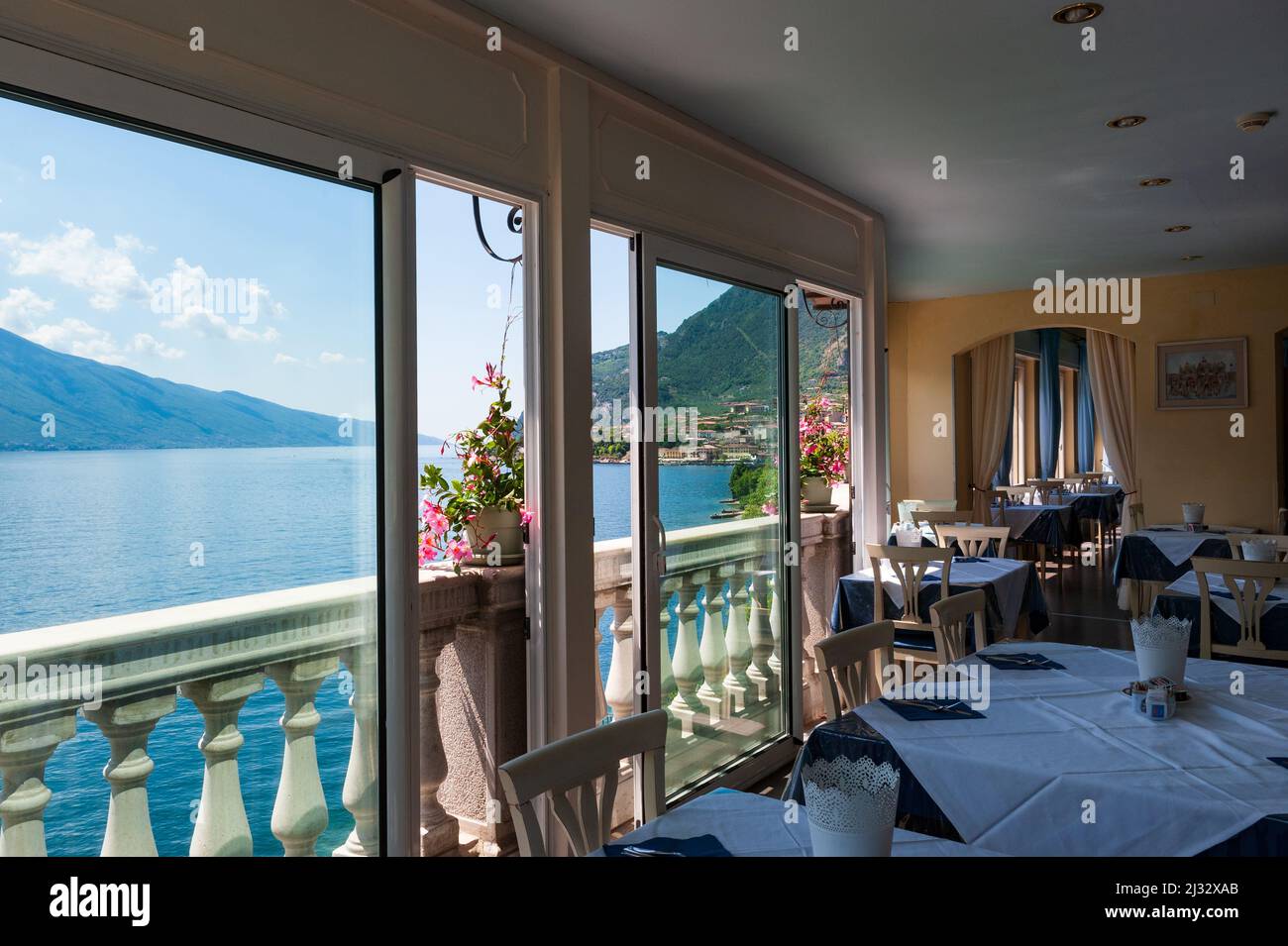 Le lac de Limone sul Garda d'une salle de restaurant, une destination touristique très appréciée par les touristes du monde entier. Brescia. Lombardie. Italie Banque D'Images