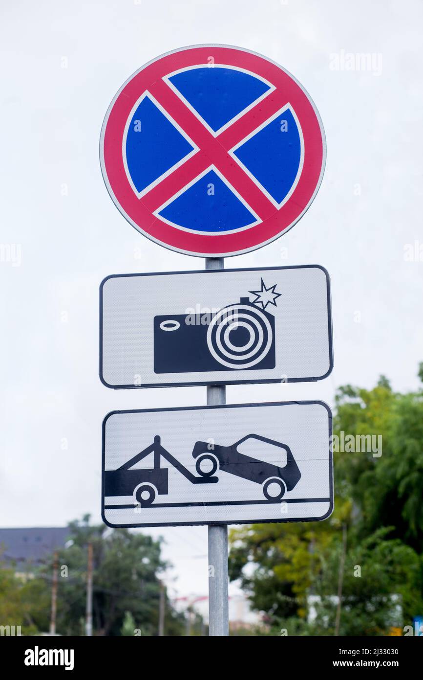 Panneaux de signalisation : évacuation de la voiture, pas de parking, caméra de surveillance. Panneaux de signalisation internationaux dans une rue. Infrastructures de transport et de trafic. Banque D'Images