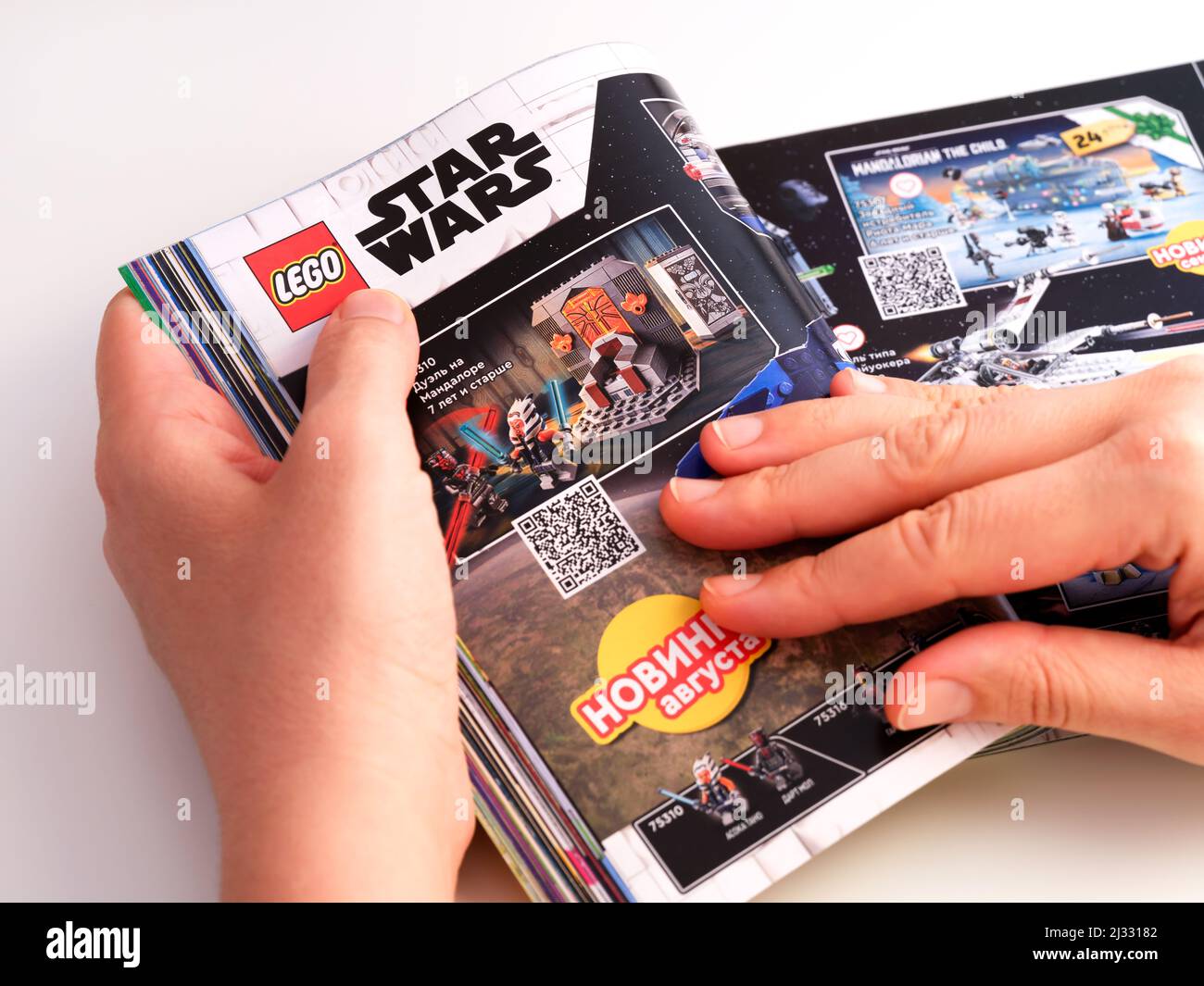 Tambov, Fédération de Russie - 21 décembre 2021 Femme parcourant le catalogue Lego sur une page avec les ensembles de Lego Star Wars. Banque D'Images