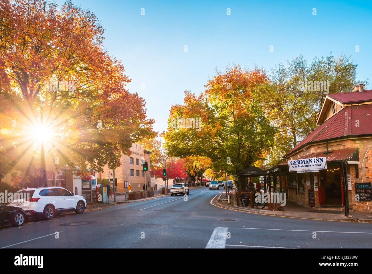 Adelaide Hills, Australie méridionale - 24 avril 2021 : Hahndorf vue sur la rue principale avec voitures et café allemand Inn pendant la saison d'automne à l'heure du coucher du soleil Banque D'Images