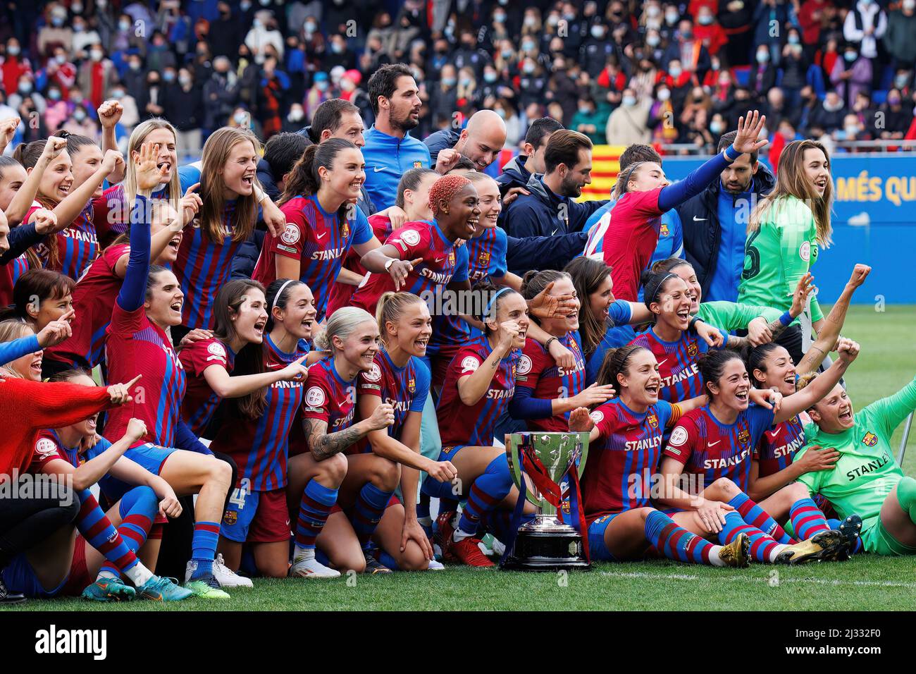 BARCELONE - 13 MARS : les joueurs de Barcelone célèbrent avec le trophée après le match Primera Iberdrola entre FC Barcelona Women et Real Madrid Women at Banque D'Images