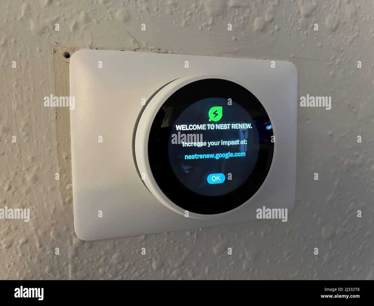 États-Unis. 22nd janvier 2022. Google Nest Learning thermostat montrant des informations pour Nest Renew, un service qui ajuste automatiquement le thermostat pour réduire la consommation d'énergie pendant les heures de pointe, Lafayette, Californie, 22 janvier 2022. Photo publiée avec l'aimable autorisation de Tech Trends. (Photo de Gado/Sipa USA) crédit: SIPA USA/Alay Live News Banque D'Images