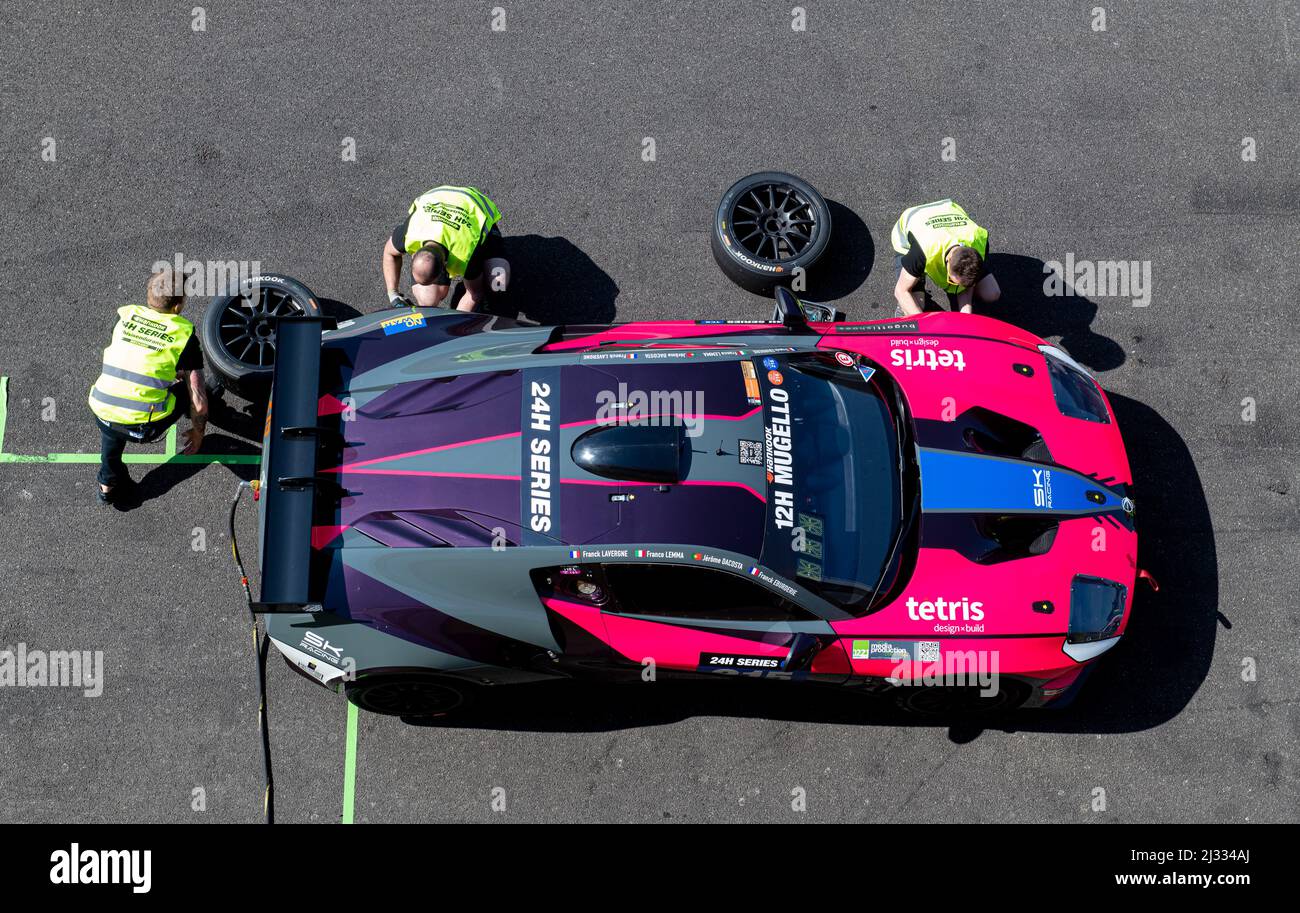 Arrêt de voiture de course Ligier gt avec mécaniciens d'équipe directement au-dessus de la vue. Mugello, Italie, mars 25 2022. Série de 24 heures Banque D'Images