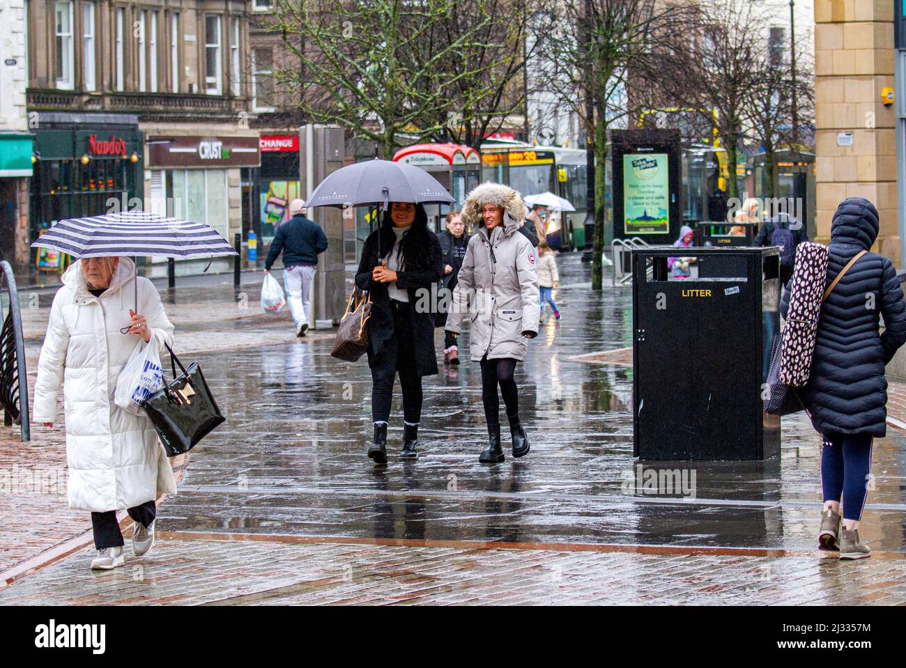 Dundee, Tayside, Écosse, Royaume-Uni. 5th avril 2022. Météo au Royaume-Uni: Les températures à Tayside ont atteint 8°C par jour de rêve et humide, avec de fortes averses de pluie roulant dans le nord-est de l'Écosse. Les douches lourdes n'ont pas empêché les gens du coin de faire des rencontres et des achats dans le centre-ville de Dundee pour la journée. Crédit : Dundee Photographics/Alamy Live News Banque D'Images