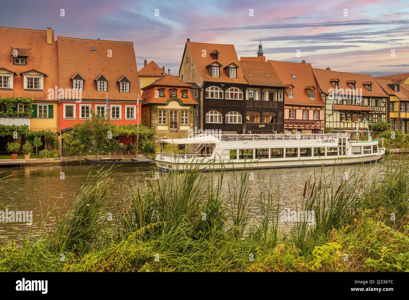 Excursion en bateau sur le Regnitz dans la petite Venise à Bamberg, Franconie, Allemagne Banque D'Images