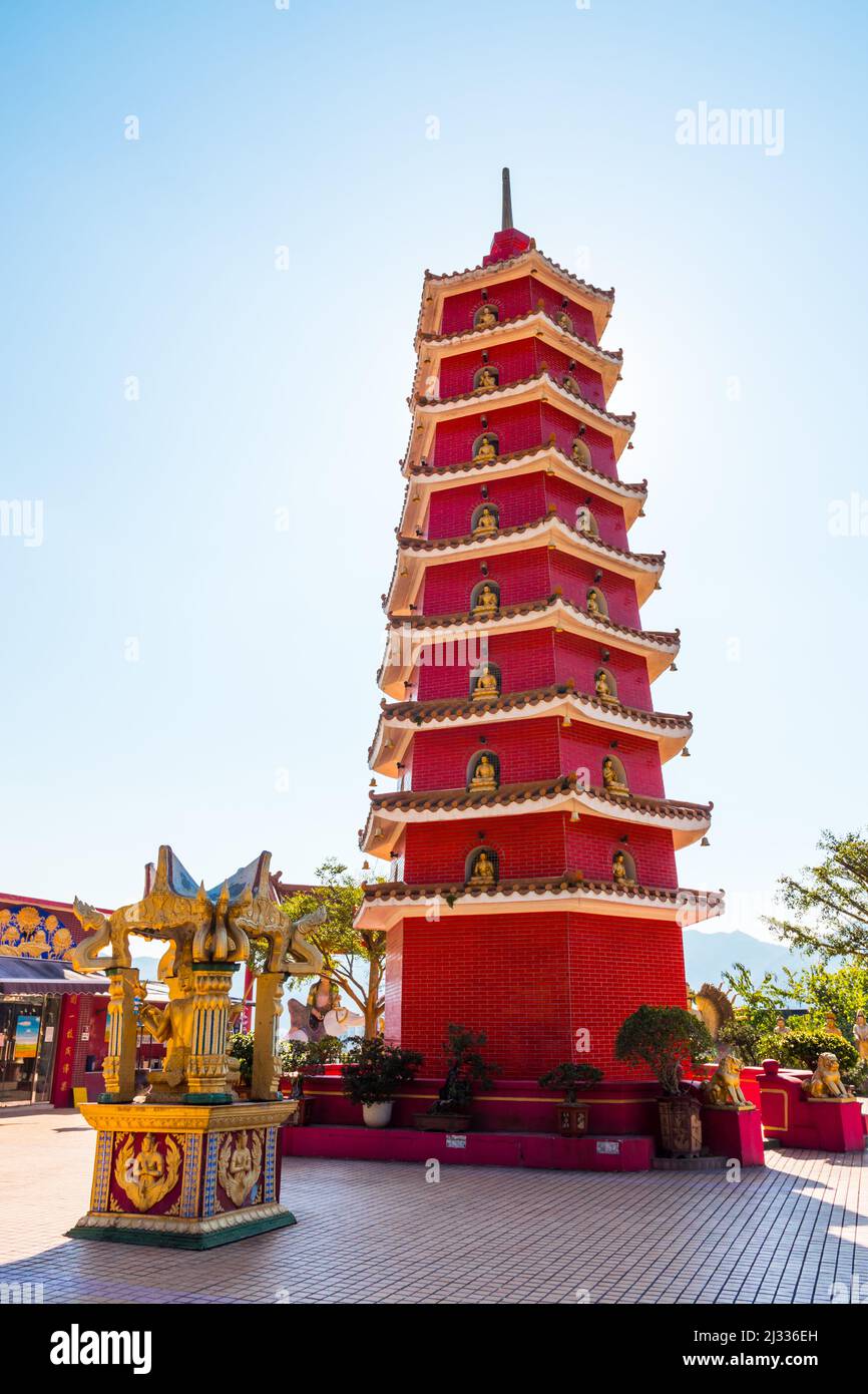 Magnifique pagode chinoise à plusieurs étages (temple), Hong Kong, Chine. Vue verticale vers le haut. Ciel bleu et journée ensoleillée. Bâtiment religieux Banque D'Images Magnifique pagode chinoise à plusieurs étages (temple), Hong Kong, Chine. Vue verticale vers le haut. Ciel bleu et journée ensoleillée. Bâtiment religieux Banque D'Images