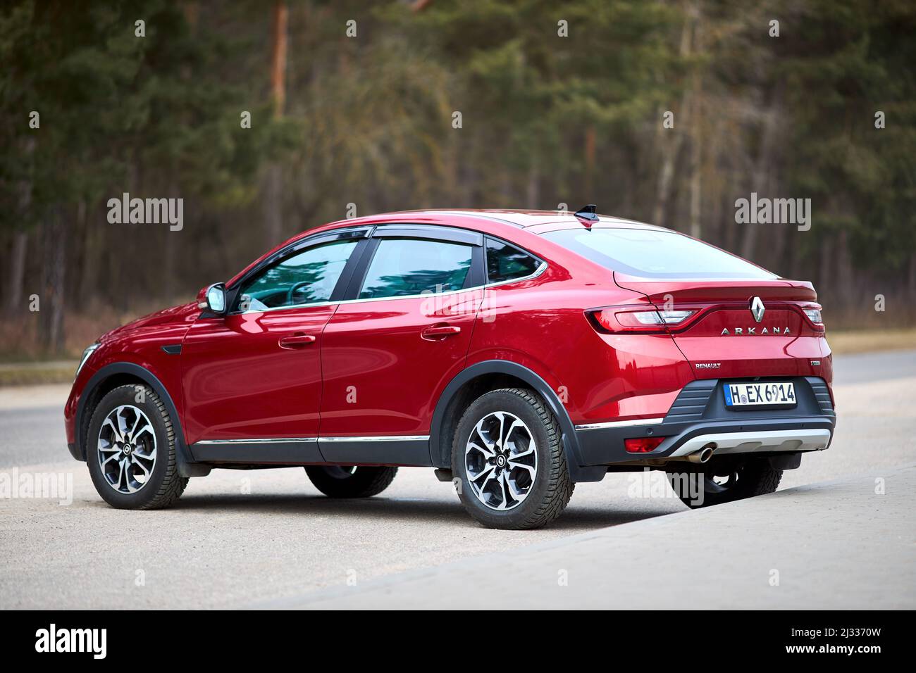 Berlin - Mars 2022: 2021 Renault Arkana e-Tech SUV hybride trois quatrième côté gauche vue arrière plein air garés dans la rue près de la forêt. Banque D'Images