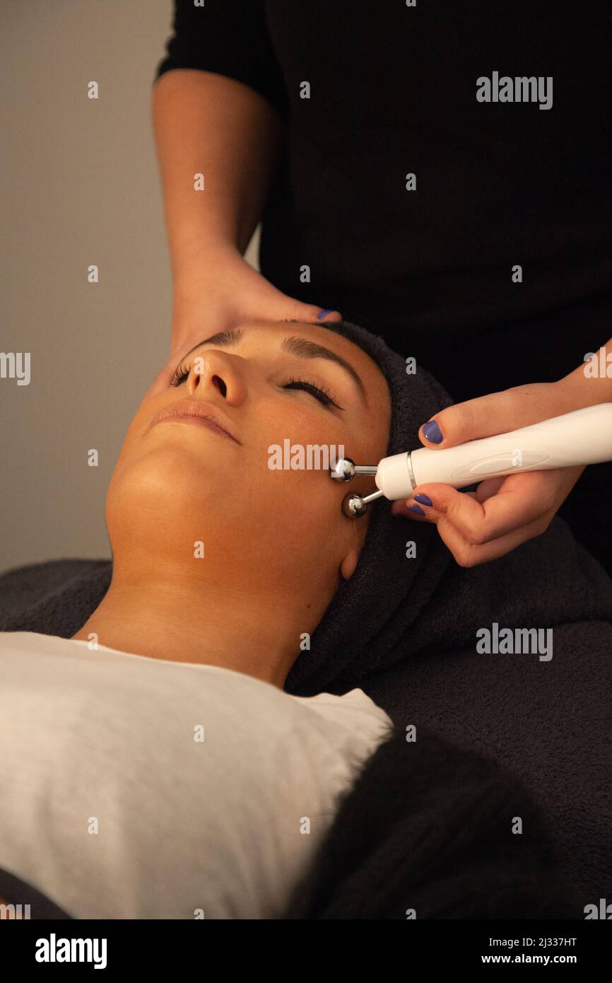 Massage du visage. Face radiofréquence. Relaxation Banque D'Images